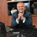 Para Elmar Juan Passos Varjão Bomfim, líderes de engenharia têm o papel central de moldar equipes de alta performance capazes de entregar resultados consistentes.