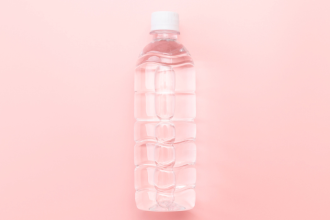 A gestão da vida útil de embalagens plásticas, conforme orienta Elias Assum Sabbag Junior, é essencial em ciclos logísticos repetitivos.