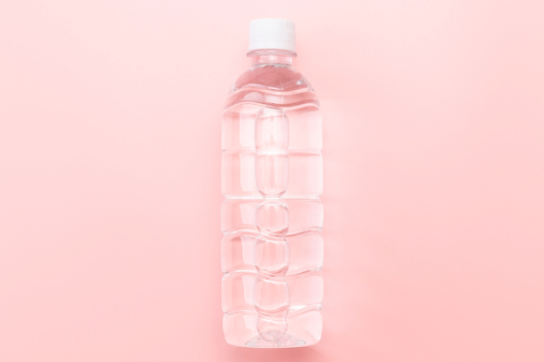 A gestão da vida útil de embalagens plásticas, conforme orienta Elias Assum Sabbag Junior, é essencial em ciclos logísticos repetitivos.