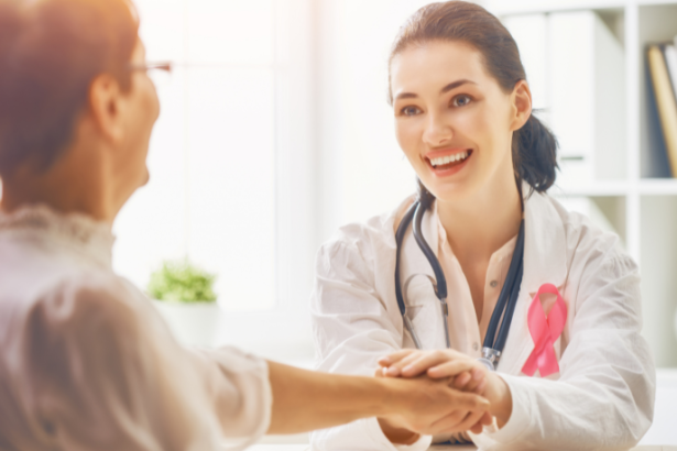 Vinicius Tadeu Sattin Rodrigues mostra como combinar densidade mamária, histórico familiar e dados clínicos em um rastreamento personalizado por risco.