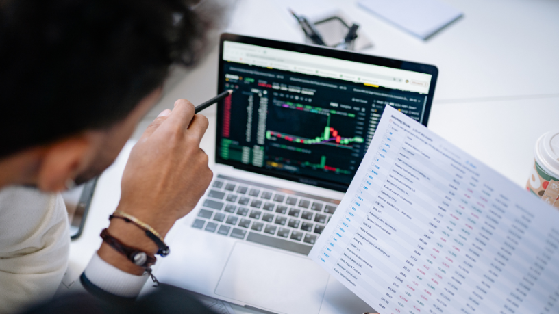 Mercados financeiros e a precificação de risco analisados por Danilo Regis Fernando Pinto.