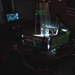 Equipe de profissionais de cibersegurança trabalha diante de computadores em uma sala com pouca iluminação