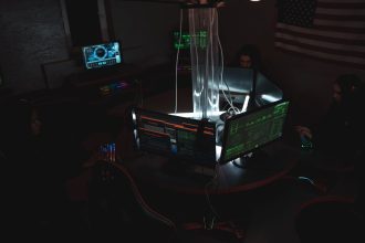 Equipe de profissionais de cibersegurança trabalha diante de computadores em uma sala com pouca iluminação