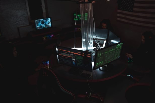 Equipe de profissionais de cibersegurança trabalha diante de computadores em uma sala com pouca iluminação