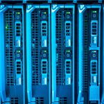 Rack de servidores iluminado em azul dentro de um data center moderno.