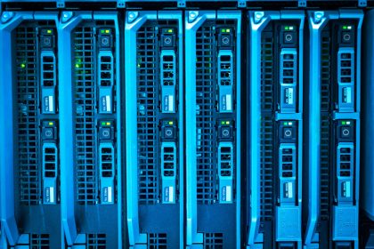Rack de servidores iluminado em azul dentro de um data center moderno.