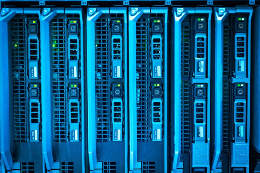 Rack de servidores iluminado em azul dentro de um data center moderno.