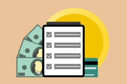 Tablet com marcas de verificação ao lado de cédulas e cartão de crédito, representando a aprovação digital de pagamentos.