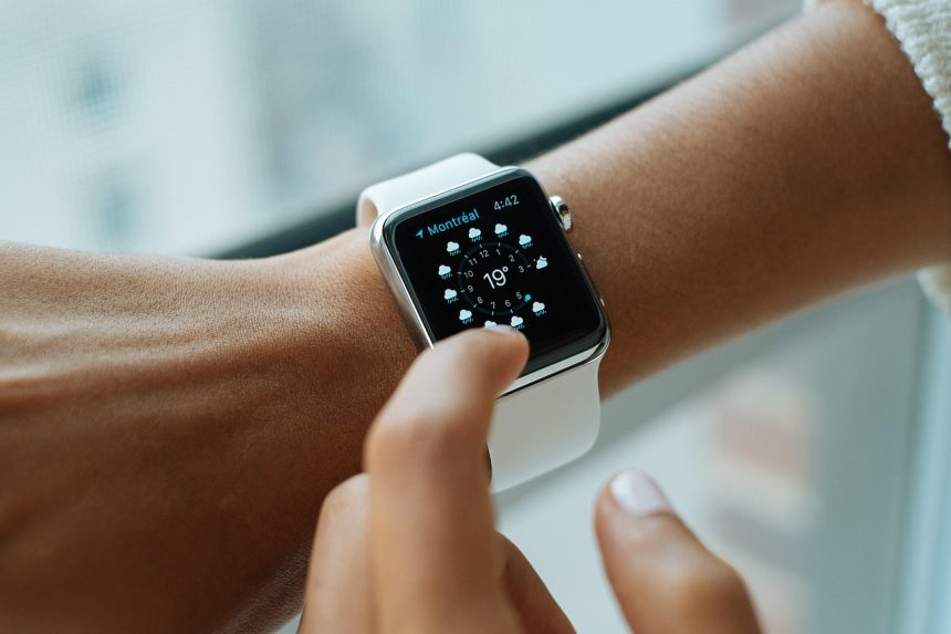 Relógio inteligente com tela digital no pulso, representando o uso de tecnologia vestível para monitoramento e segurança.